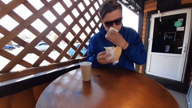 БУРГЕР С ДЫМКОМ ЗА 100 РУБЛЕЙ | ОБЗОР БУРГЕРА ИЗ МЕСТНОЙ ЗАБЕГАЛОВКИ | ЭТО ВАМ НЕ McDonald's