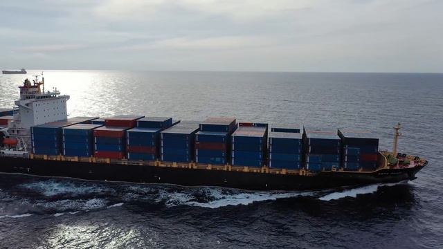 Контейнеровоз в море - 4к съемка с дрона. смотреть онлайн