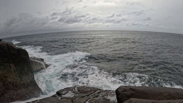 Сила Индийского океана. Вроде штиль, но незаметная волна бьёт сильно. Угаватуна, Шри-Ланка. смотреть онлайн