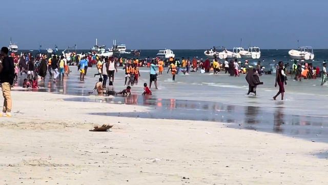 Somalia, Mogadishu. Liido city beach on Friday (day off) смотреть онлайн