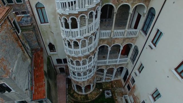Video con Drone della Scala del Bovolo by Panese Think Digital смотреть онлайн