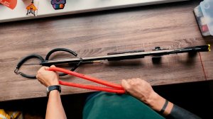 Собираю арбалет с катушкой для подводной охоты на море.