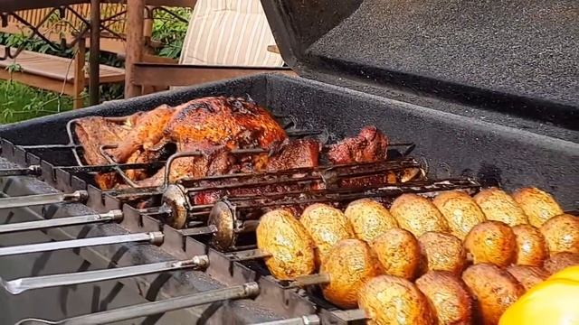 GRILI NOMA, Cūka uz iesma, Grilēta vista, kartupeļi, Жареный поросёнок, поросёнок на вертеле смотреть онлайн