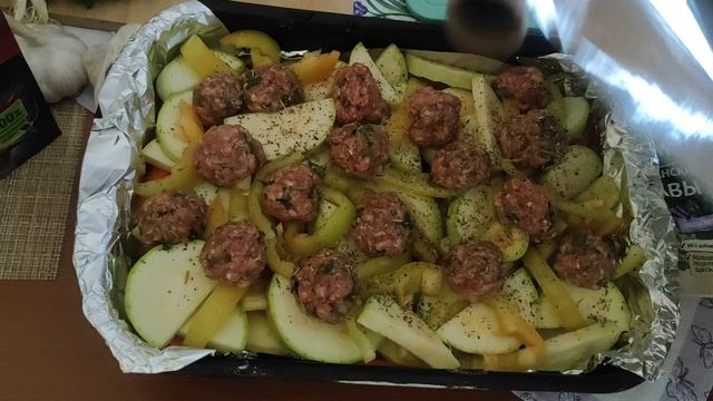 Всего 200 г фарша и любые овощи - отличный ужин готов! Вкусное летнее меню, рецепт с кабачками