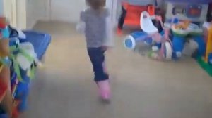 3 летняя девочка плачет и психует из-за того что не хочет чтобы мама снимала на камеру