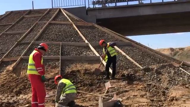 Укрепление откосов на мосту через реку Темир оп.№1 ПК 240+40(установка арматурных сеток) 29.04.2021 смотреть онлайн