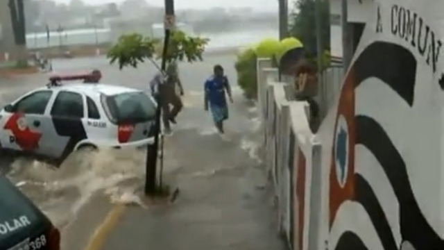 Спасение женщины во время наводнения смотреть онлайн