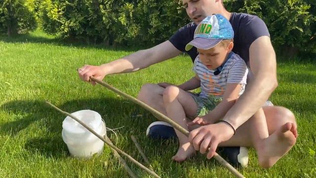 Папа с Кириллом делают лук и стрелы. Dad and Kirill make bows and arrows. смотреть онлайн
