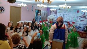 Новогодняя игра в старшей группе Елочки-пенечки