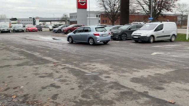 Köp Toyota Auris 1,8 HEV Komfort på Klaravik смотреть онлайн