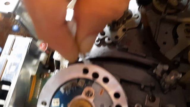 Чистим бвг на видео магнитофоне Panasonic и лентопротяг спиртом смотреть онлайн