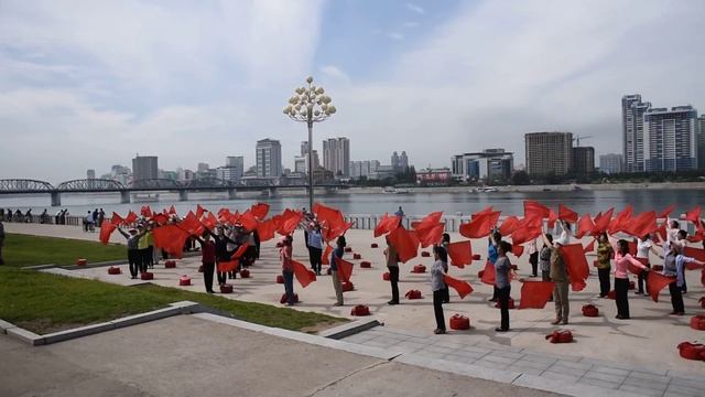 Тренировка домохозяек с флагами. Пхеньян. КНДР смотреть онлайн