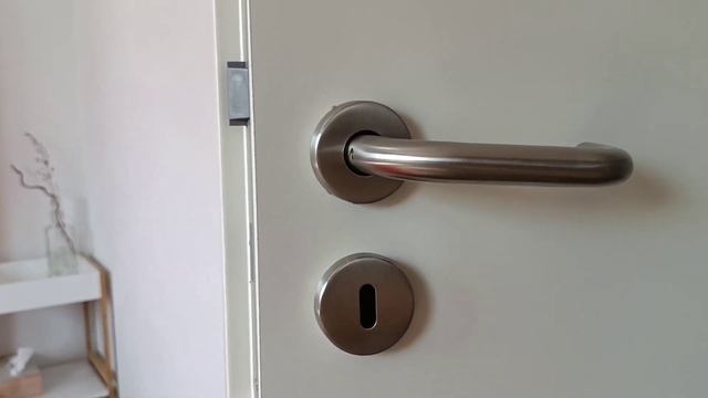 Как открыть межкомнатную дверь? How to open an interior door? смотреть онлайн