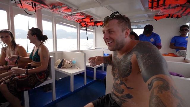 Boracay's AMAZING Island Hopping Tour ?? (50FT cliff Jumping) смотреть онлайн