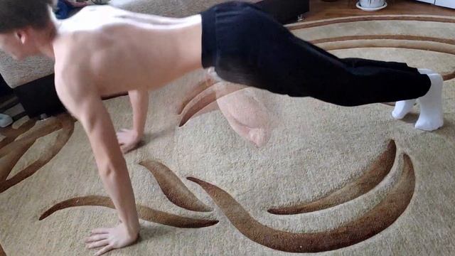 Отжимания. Вид 30 : С ХЛОПКОМ.