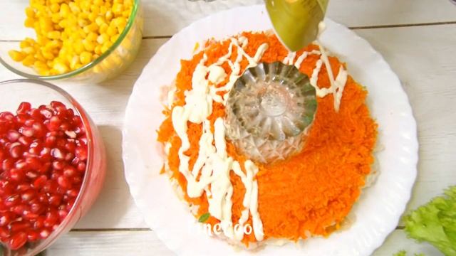 Яркий праздничный Салат "Ричард" с гранатом, кукурузой и курицей смотреть онлайн