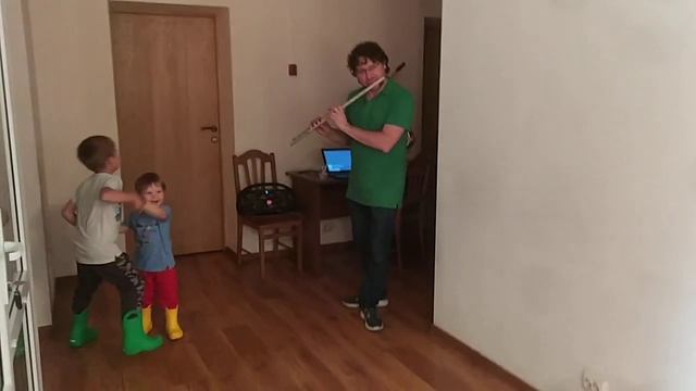 Игра на флейте: вместе весело шагать по просторам. смотреть онлайн