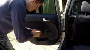 Как снять обшивку двери на Opel Astra H