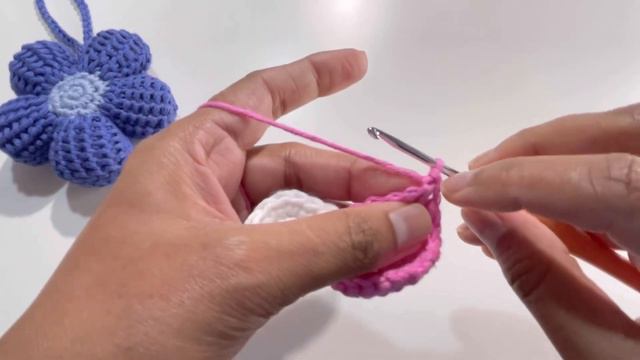 Crochet - Flower Keyring/Keychain - Tunisian Crochet