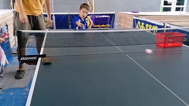 Тренировки с детьми 4-6 лет (ловим мяч ракеткой и тренируем направление) смотреть онлайн