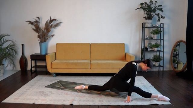 2. Мини-курс «Балетная гимнастика для начинающих»: растяжка на шпагат и укрепление ног смотреть онлайн