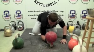 Подъём гири 32 кг с пола боковым переворотом с постановкой на дужку.