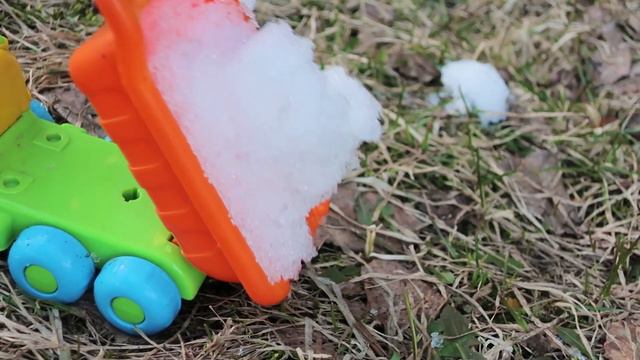 Мультик с игрушками. Трактор и самосвал. Буба открываем сюрприз смотреть онлайн