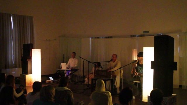 Пьер Эдель и Адити Дукхаха Прабху - киртан смотреть онлайн