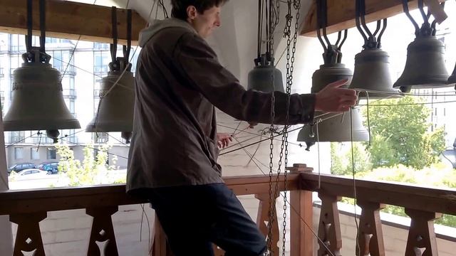 Виктор Котельников на колокольне Марфо-Мариинской обители милосердия смотреть онлайн