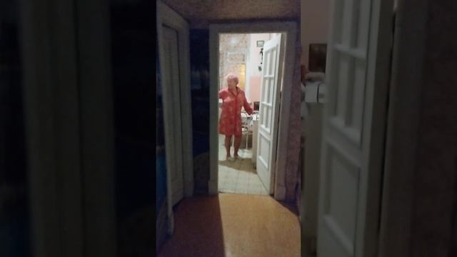 Обстановка в коммунальной квартире в г.Москва с красноволосой (розововолосой) 70 летней соседкой смотреть онлайн