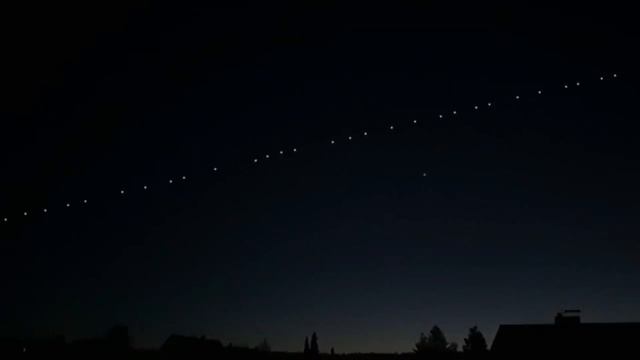 Starlink Satellites Train (Elon Musk SpaceX) Spotted in the Night Sky - Over Stoke on Trent - U.K смотреть онлайн
