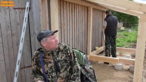 Начали строить вольер для собаки.