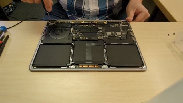 Apple MacBook Pro (13-inch, 2020, 2 TBT3) Screen Replacement