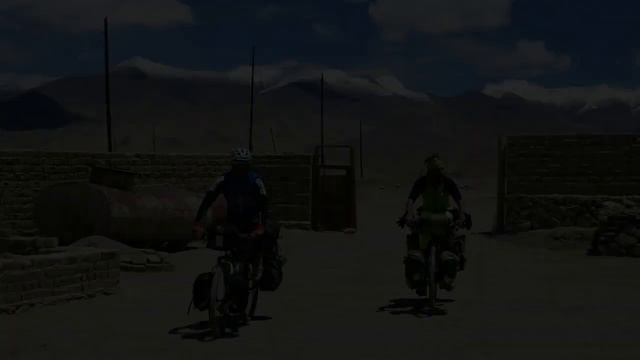 Lago di Karakul e villaggio di Karakul, Altipiano del Pamir, tra Tagikistan e Kirghizistan. смотреть онлайн