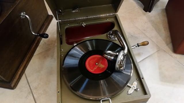 Вдоль по Питерской. Советский патефон, Московский завод, антикварный магазин "Лавка старины" смотреть онлайн