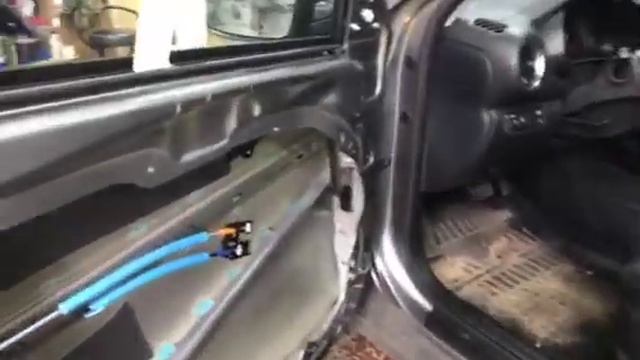 В дверях Киа Церато 2 кусочка заводской вибры, которые не отваливаются, но и толку от них мало смотреть онлайн