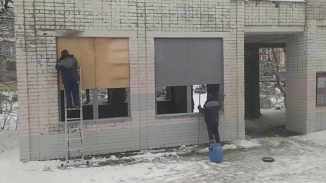 На станции Брянщины забивают окна фанерой смотреть онлайн