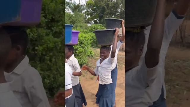 ДР КОНГО 🇨🇩 Девочки несут воду из речки смотреть онлайн