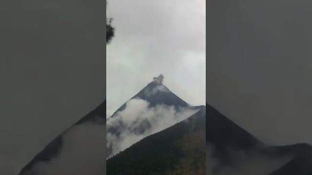 Rare event volcanic thunder #volcano #video #viral #world смотреть онлайн