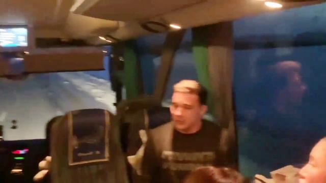 В автобусе по дороге домой • On the bus on the way home смотреть онлайн