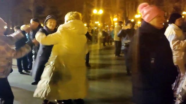 РАДИ ЭТОЙ ЖЕНЩИНЫ Я ГОТОВ ДО НЕБА ДОСТАТЬ! ТАНЦЫ В ПАРКЕ ГОРЬКОГО ХАРЬКОВ СЧАСТЛИВЫЕ ДНИ смотреть онлайн