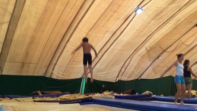 Учим двойное сальто вперед. Группа D. смотреть онлайн