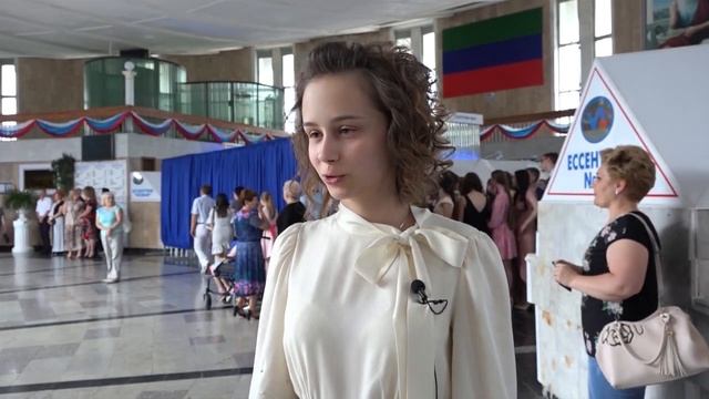 Вручение медалей лучшим ученикам Ессентукских школ смотреть онлайн