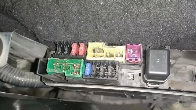 Se queda prendido el testigo PS al arrancar el tiida,se pone duro el volante y solo gira con fuerza смотреть онлайн
