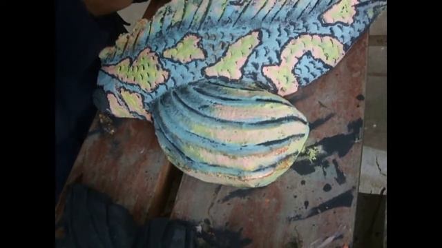 покраска декоративных бетонных карпов КОИ / painting of decorative concrete Koi carp смотреть онлайн