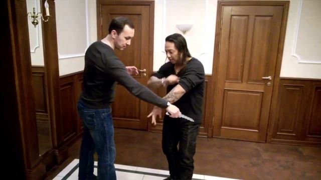 Техника ножа от филиппинского учителя Даниэля Мумбакки Форонда и мастера Семёнова Александра смотреть онлайн