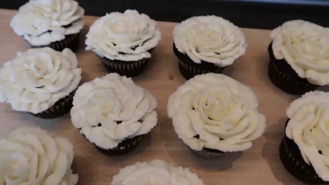 How to Pipe Buttercream Flowers - Gardenia Cupcakes смотреть онлайн