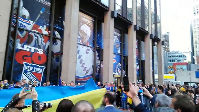 Флаг Украины Нью-Йорк Кличко Klitschko vs. Jennings смотреть онлайн