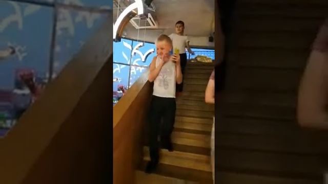 Я В Москве на станции Новогиреево в Шангале в кафе 2 палочки смотреть онлайн