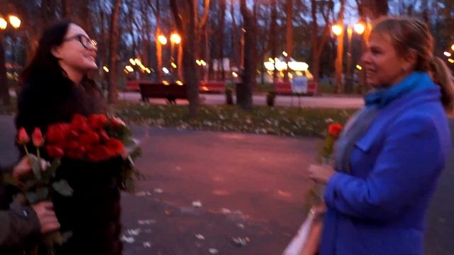 ДАРИМ РОЗЫ МИЛЫМ ДАМАМ смотреть онлайн